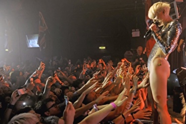 Видео с концерта — Майли Сайрус даёт фанатам трогать вагину и грудь