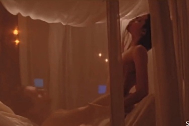 Анджелина Джоли в постельной сцене фильма 
