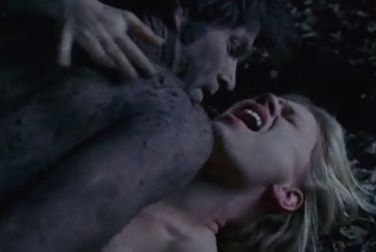 Взрослый вампир жёстко трахает юную Анну Пэкуин в сериале